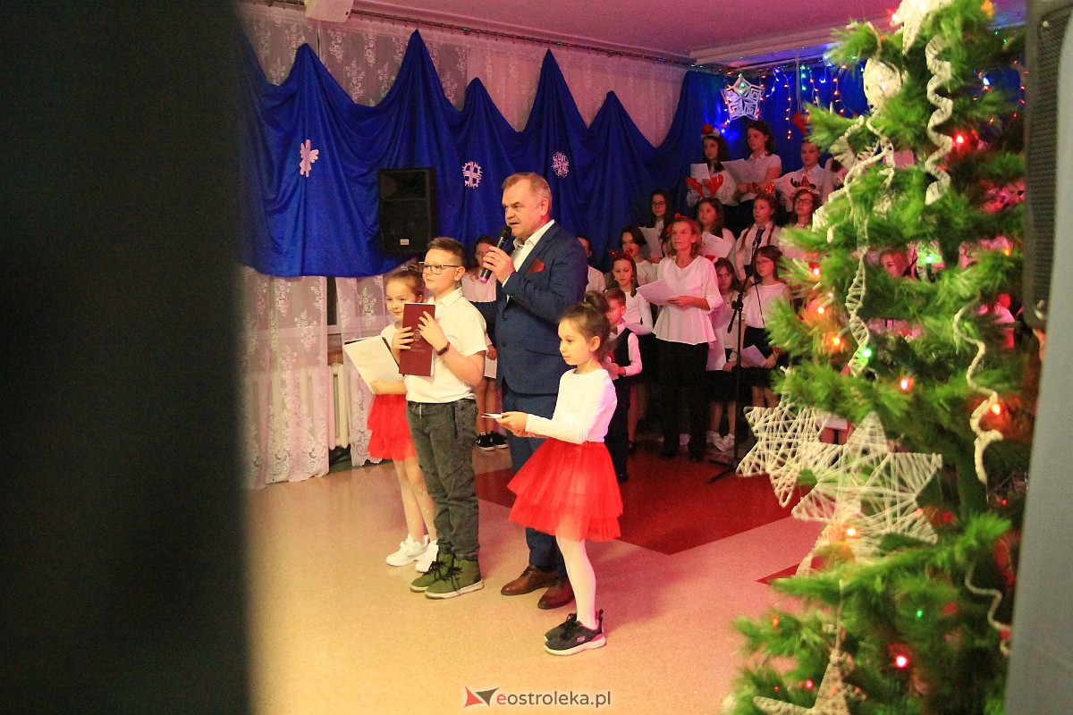 Bożonarodzeniowy kiermasz i koncert pastorałek w “piątce” [15.12.2022] - zdjęcie #45 - eOstroleka.pl