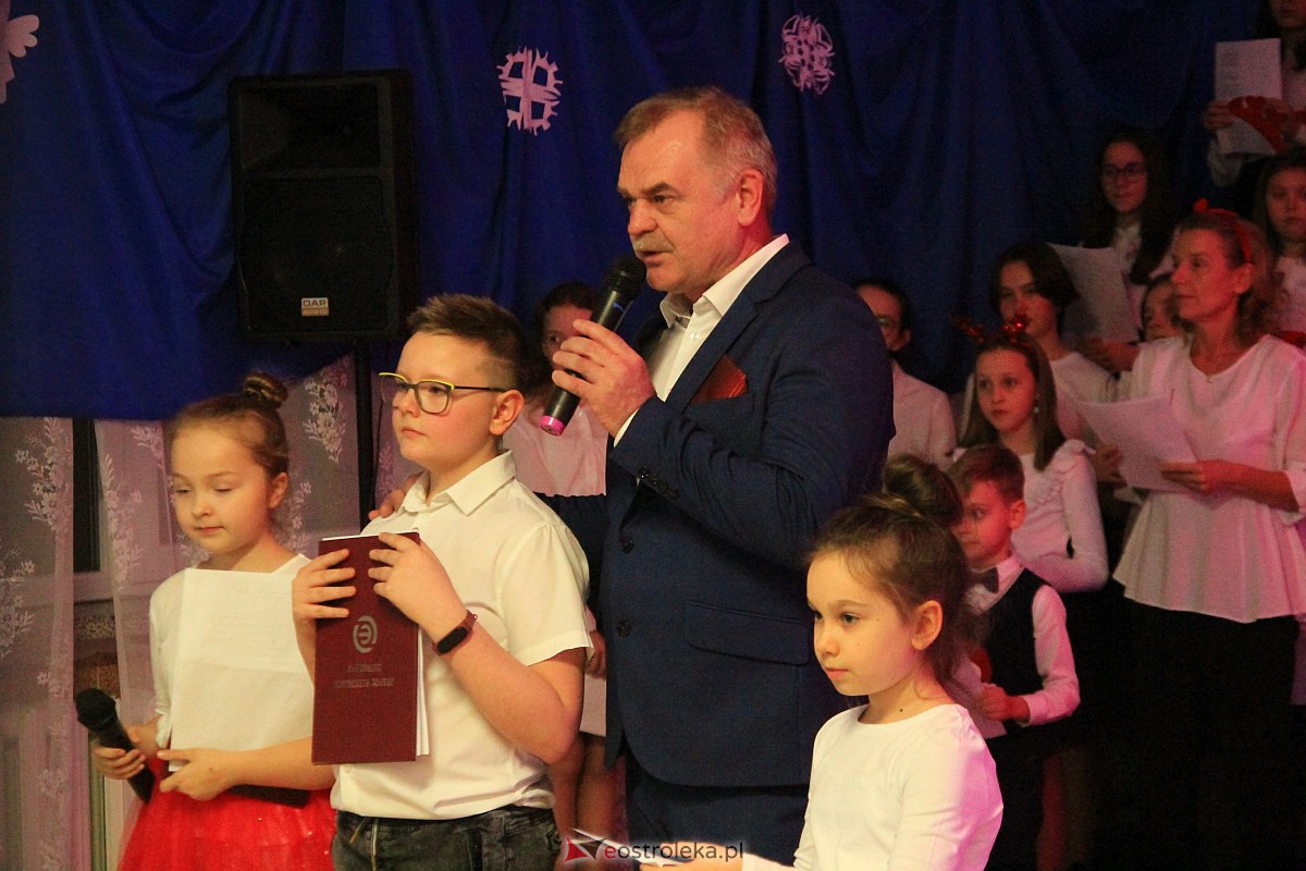 Bożonarodzeniowy kiermasz i koncert pastorałek w “piątce” [15.12.2022] - zdjęcie #44 - eOstroleka.pl