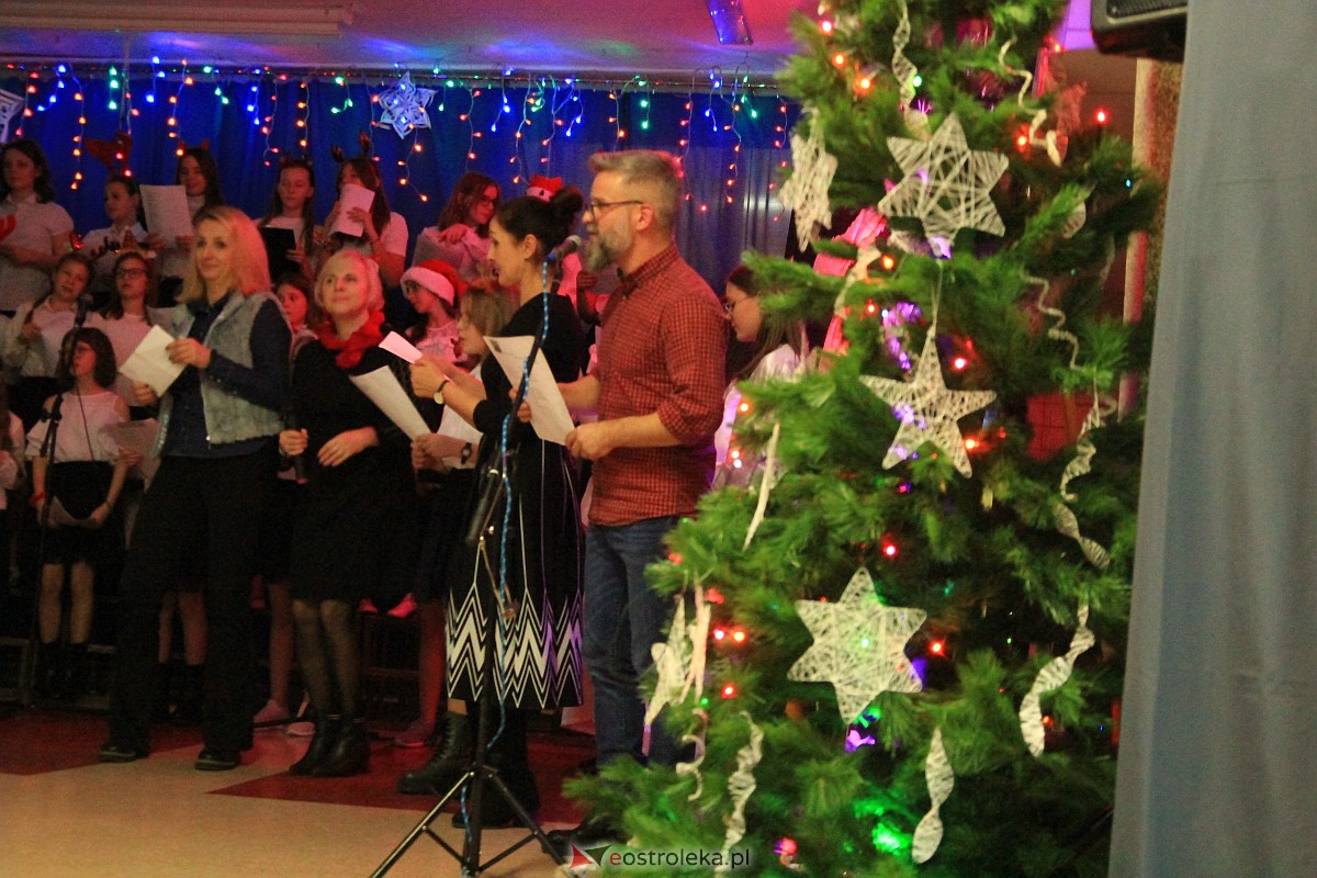 Bożonarodzeniowy kiermasz i koncert pastorałek w “piątce” [15.12.2022] - zdjęcie #17 - eOstroleka.pl