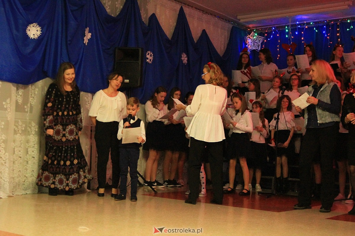 Bożonarodzeniowy kiermasz i koncert pastorałek w “piątce” [15.12.2022] - zdjęcie #16 - eOstroleka.pl