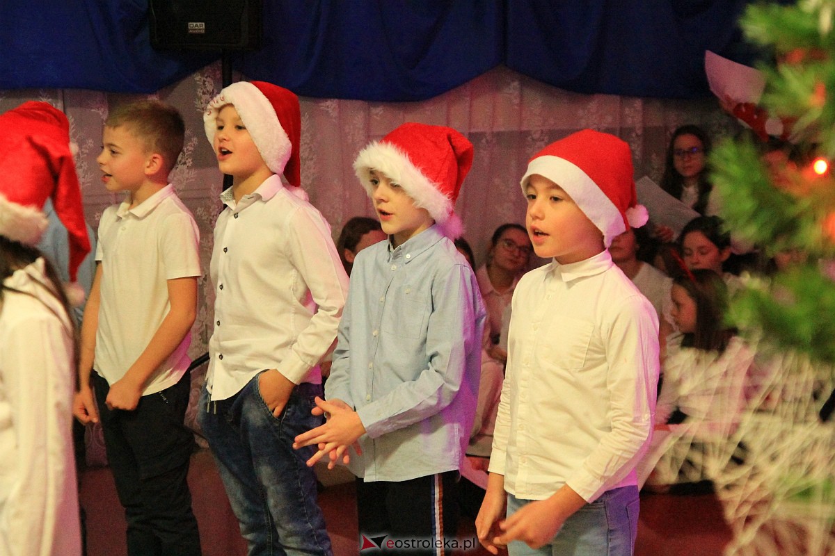 Bożonarodzeniowy kiermasz i koncert pastorałek w “piątce” [15.12.2022] - zdjęcie #14 - eOstroleka.pl