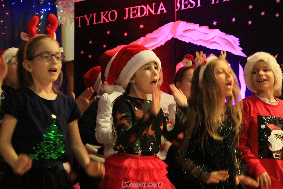 Bożonarodzeniowy kiermasz i koncert pastorałek w “piątce” [15.12.2022] - zdjęcie #6 - eOstroleka.pl