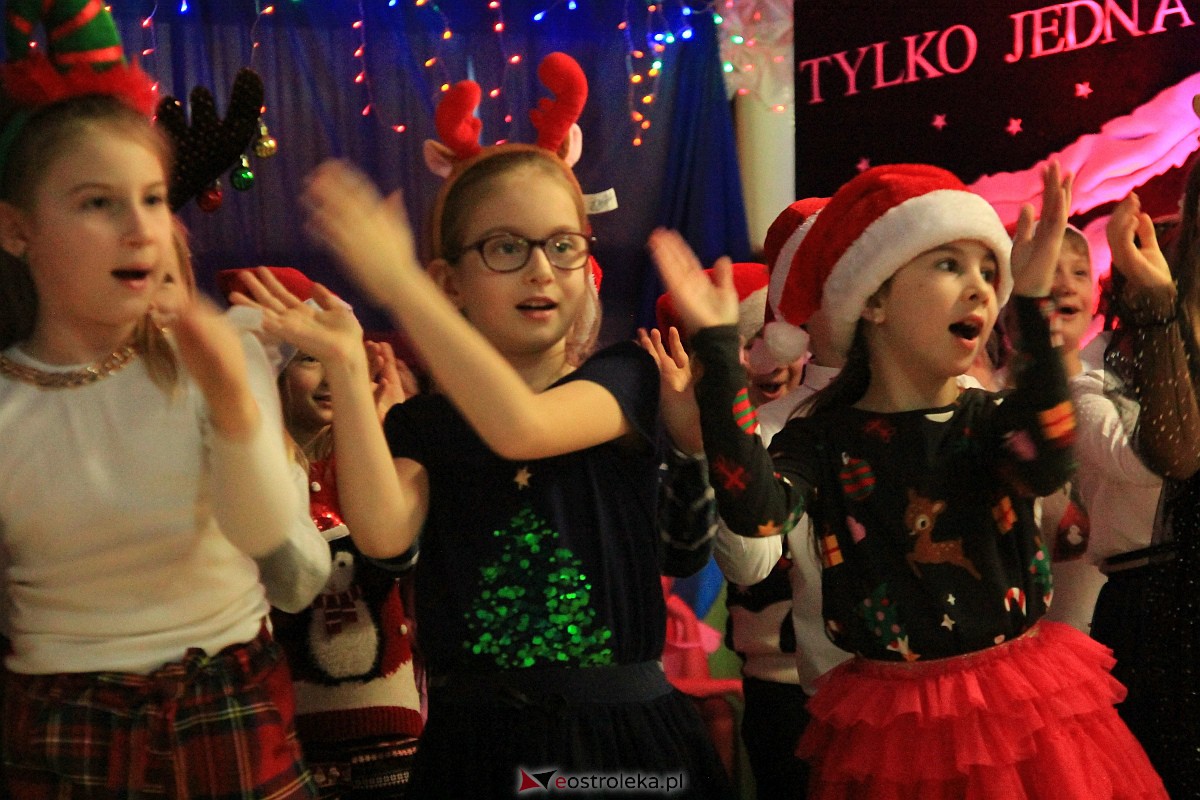 Bożonarodzeniowy kiermasz i koncert pastorałek w “piątce” [15.12.2022] - zdjęcie #5 - eOstroleka.pl