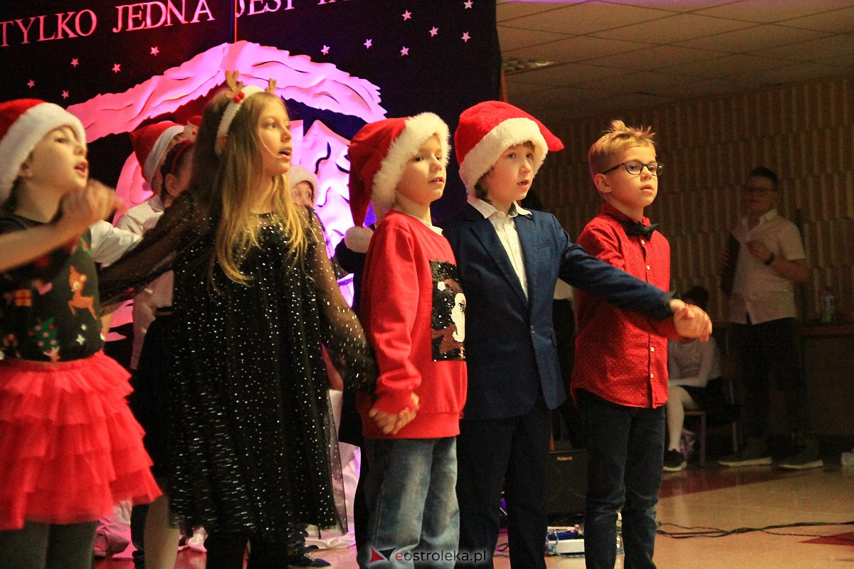 Bożonarodzeniowy kiermasz i koncert pastorałek w “piątce” [15.12.2022] - zdjęcie #2 - eOstroleka.pl