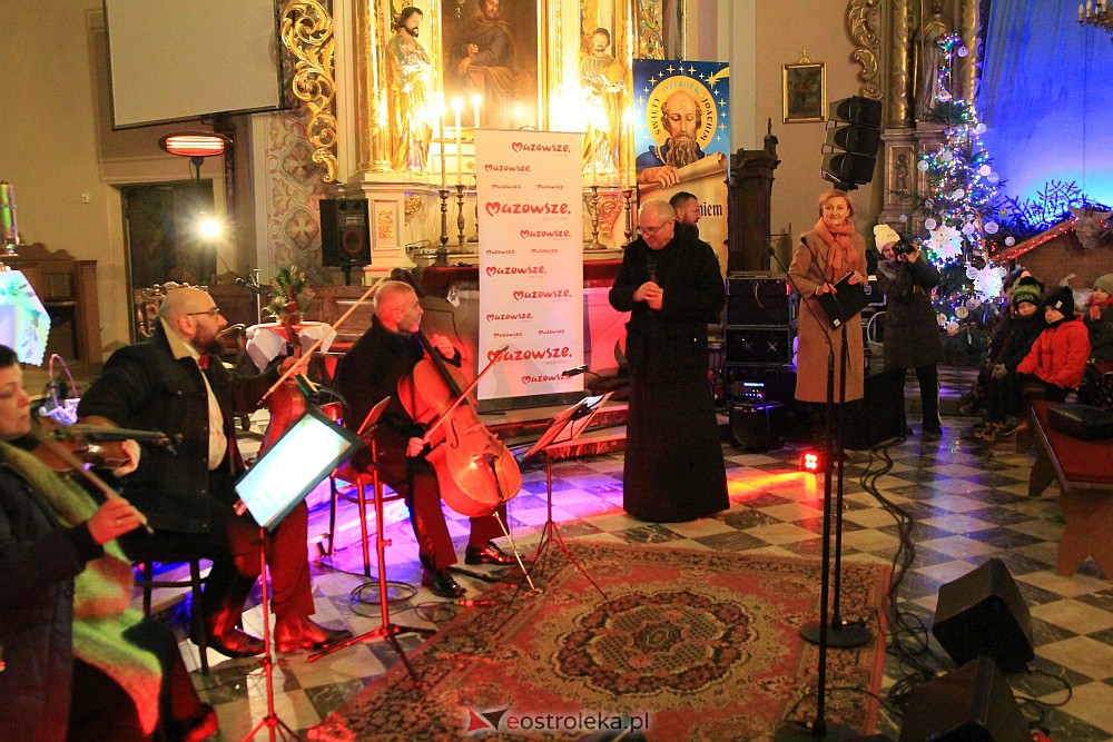 Świąteczny koncert w Czerwinie [17.12.2022] - zdjęcie #26 - eOstroleka.pl