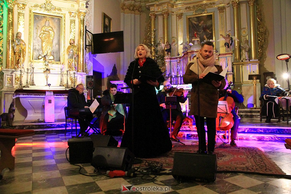 Świąteczny koncert w Czerwinie [17.12.2022] - zdjęcie #15 - eOstroleka.pl