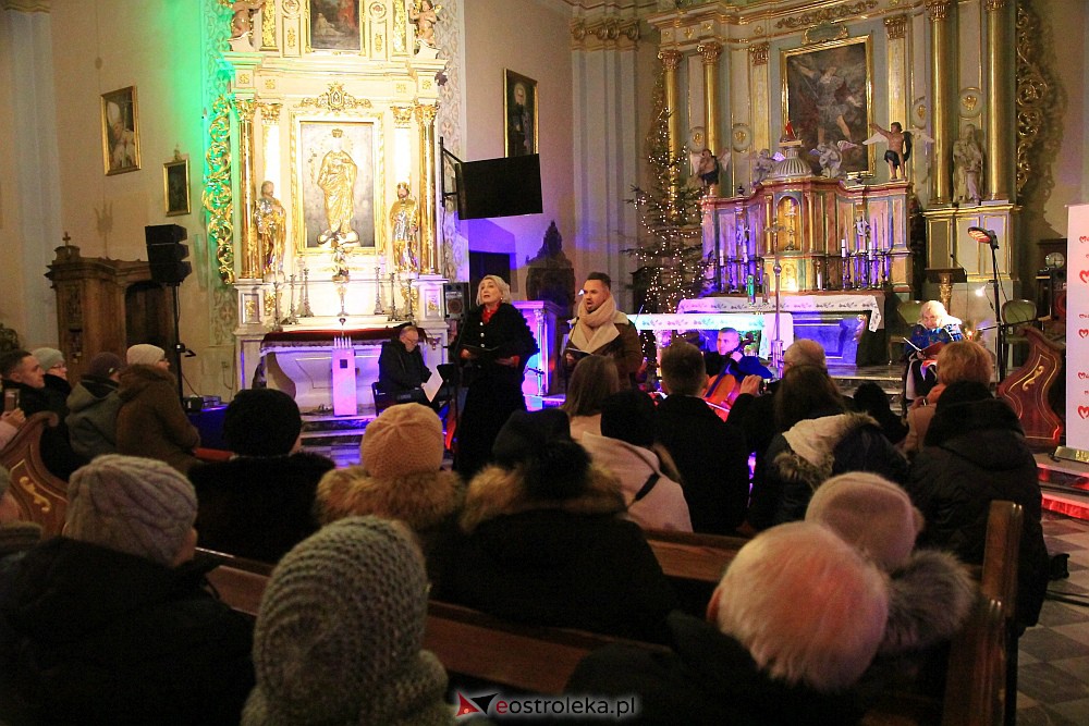 Świąteczny koncert w Czerwinie [17.12.2022] - zdjęcie #18 - eOstroleka.pl