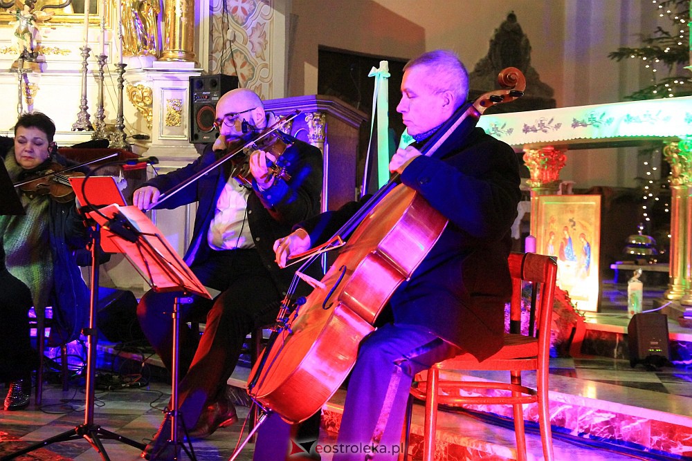 Świąteczny koncert w Czerwinie [17.12.2022] - zdjęcie #24 - eOstroleka.pl
