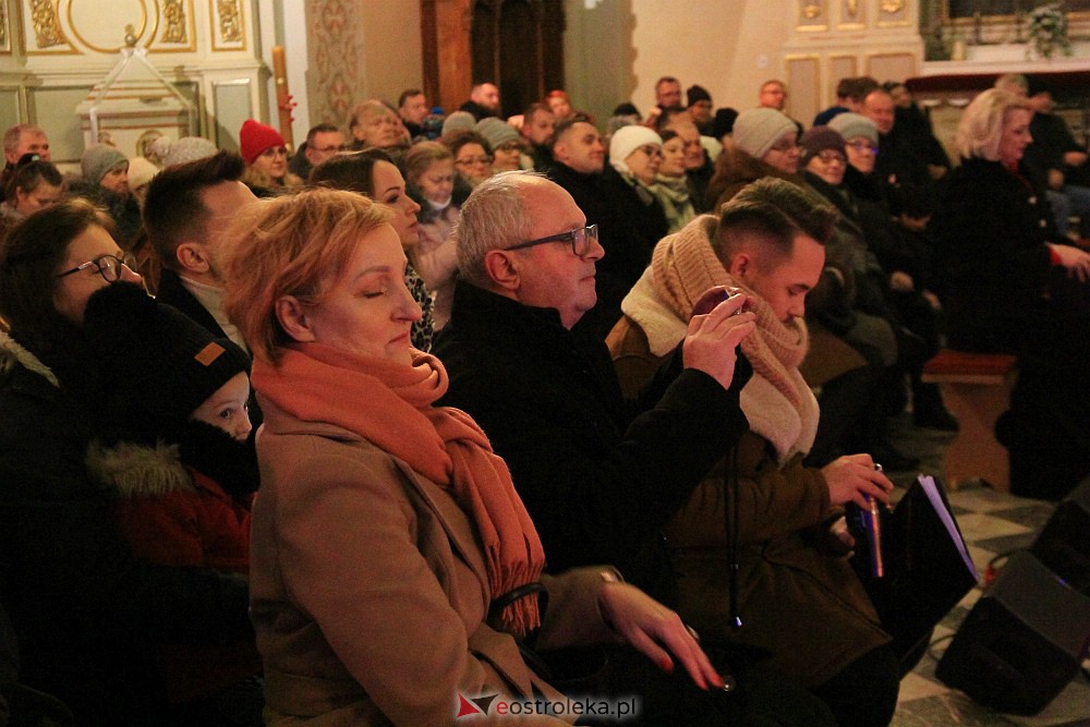 Świąteczny koncert w Czerwinie [17.12.2022] - zdjęcie #14 - eOstroleka.pl
