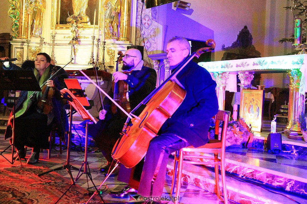 Świąteczny koncert w Czerwinie [17.12.2022] - zdjęcie #11 - eOstroleka.pl