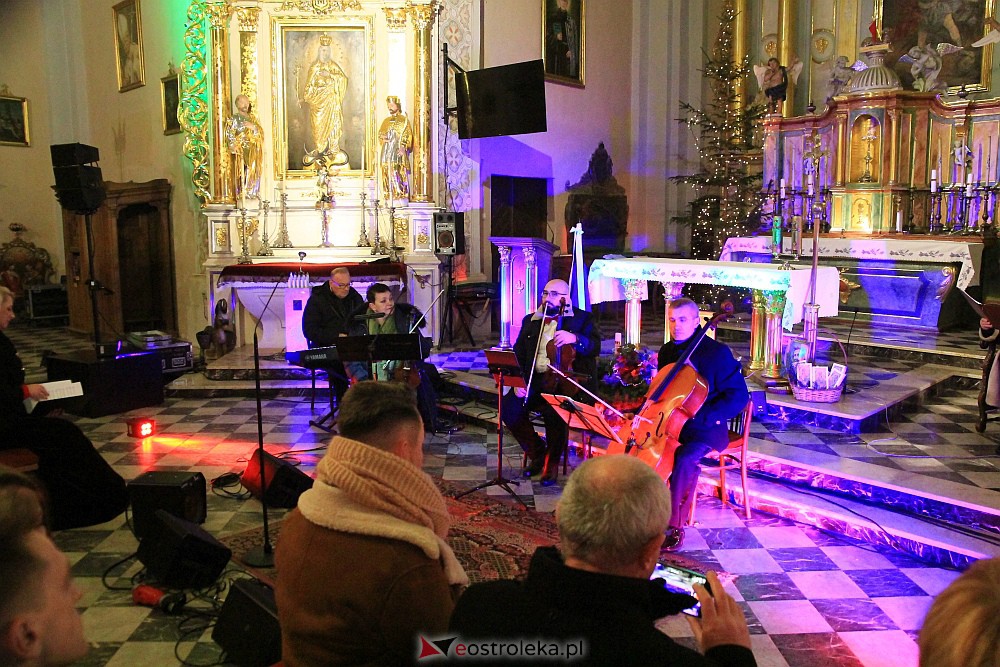 Świąteczny koncert w Czerwinie [17.12.2022] - zdjęcie #9 - eOstroleka.pl