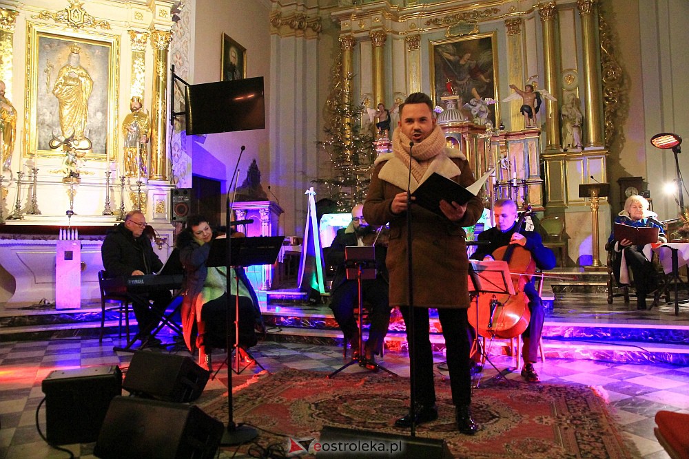 Świąteczny koncert w Czerwinie [17.12.2022] - zdjęcie #3 - eOstroleka.pl