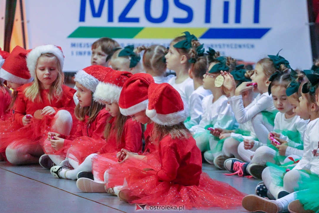 Świąteczna Gala Taneczna Bezwahania Dance Center Ostrołęka [17.12.2022] - zdjęcie #59 - eOstroleka.pl