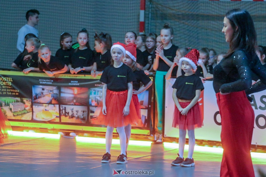 Świąteczna Gala Taneczna Bezwahania Dance Center Ostrołęka [17.12.2022] - zdjęcie #41 - eOstroleka.pl
