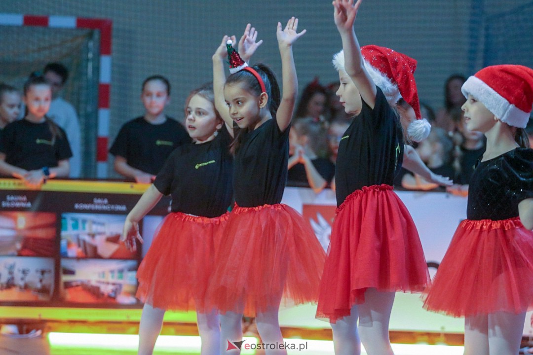 Świąteczna Gala Taneczna Bezwahania Dance Center Ostrołęka [17.12.2022] - zdjęcie #38 - eOstroleka.pl