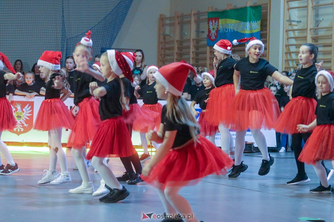 Świąteczna Gala Taneczna Bezwahania Dance Center Ostrołęka [17.12.2022] - zdjęcie #46 - eOstroleka.pl