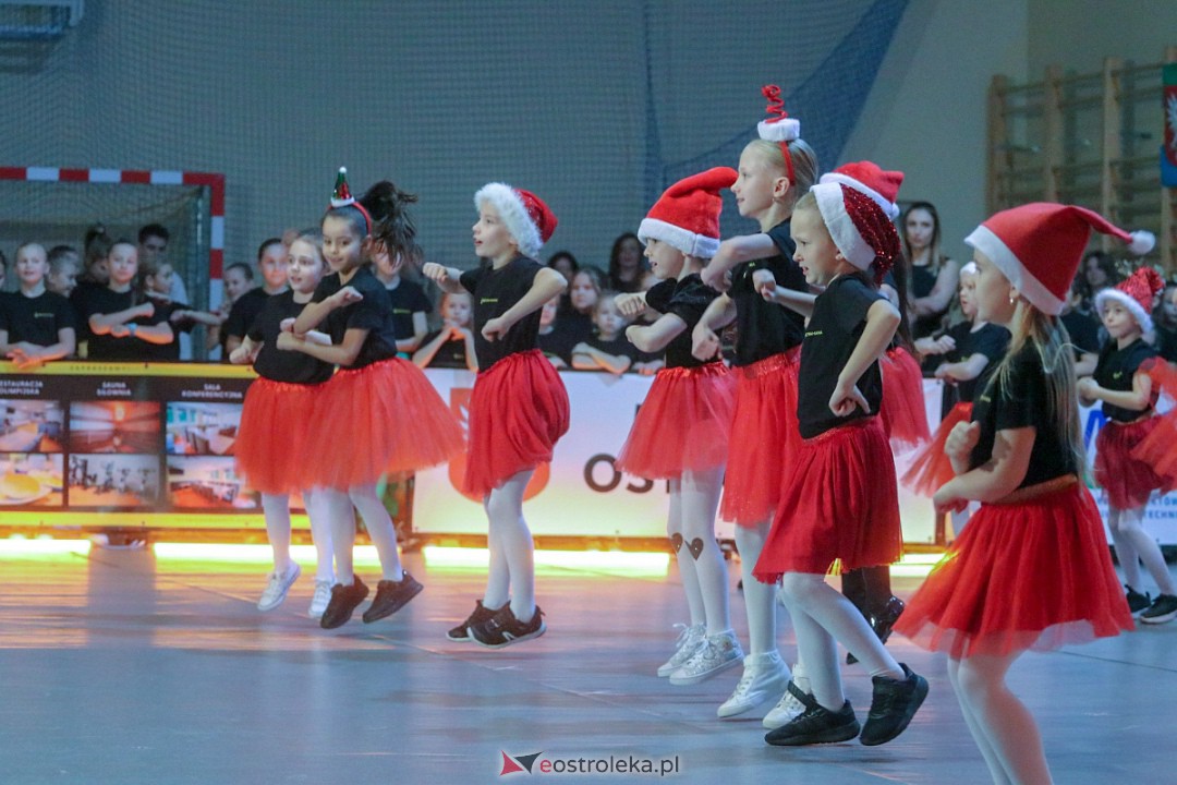Świąteczna Gala Taneczna Bezwahania Dance Center Ostrołęka [17.12.2022] - zdjęcie #47 - eOstroleka.pl