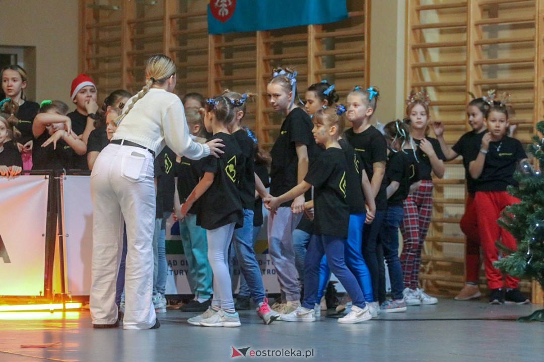 Świąteczna Gala Taneczna Bezwahania Dance Center Ostrołęka [17.12.2022] - zdjęcie #17 - eOstroleka.pl
