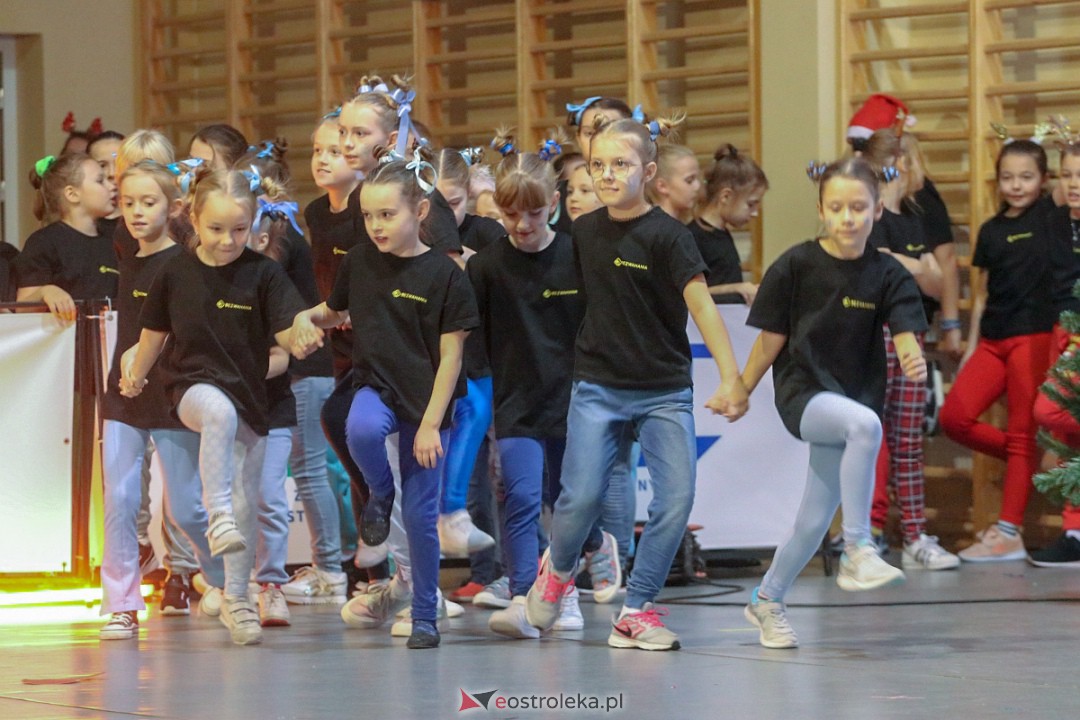 Świąteczna Gala Taneczna Bezwahania Dance Center Ostrołęka [17.12.2022] - zdjęcie #15 - eOstroleka.pl