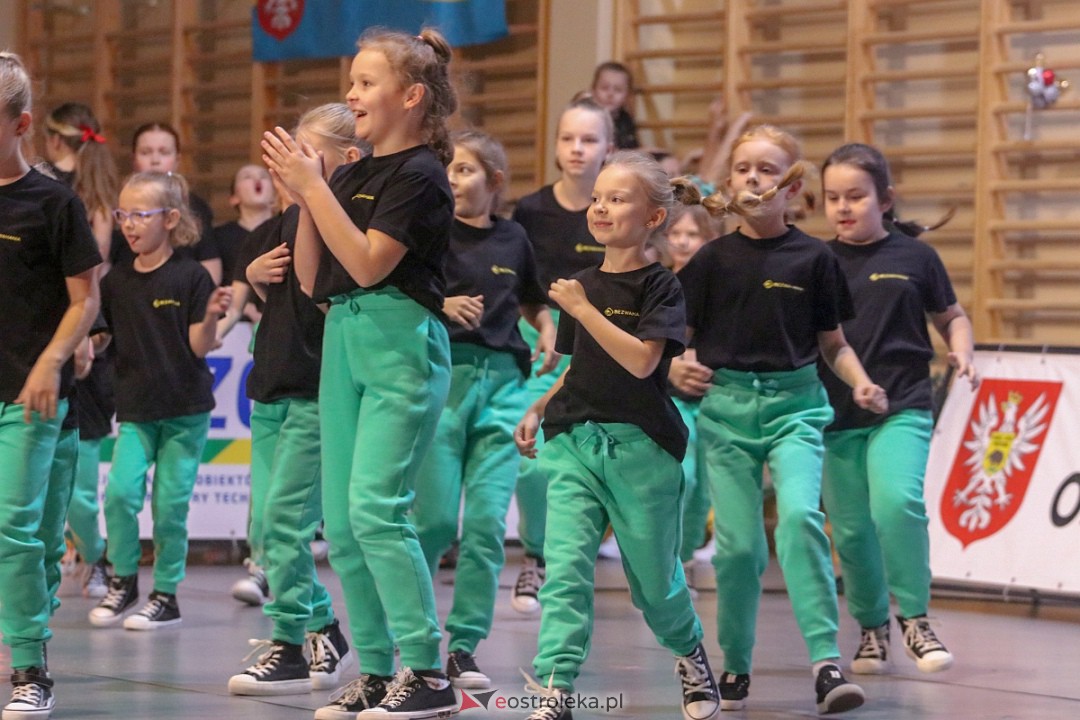 Świąteczna Gala Taneczna Bezwahania Dance Center Ostrołęka [17.12.2022] - zdjęcie #1 - eOstroleka.pl
