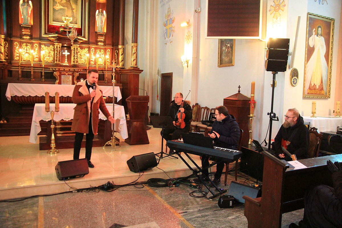 Świąteczny koncert kolęd i pastorałek w Przytułach Starych [18.12.2022] - zdjęcie #21 - eOstroleka.pl