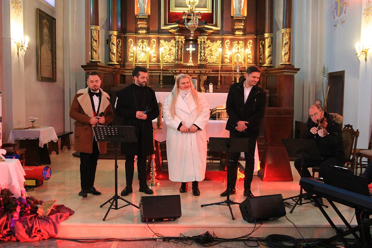 Świąteczny koncert kolęd i pastorałek w Przytułach Starych [18.12.2022] - zdjęcie #5 - eOstroleka.pl