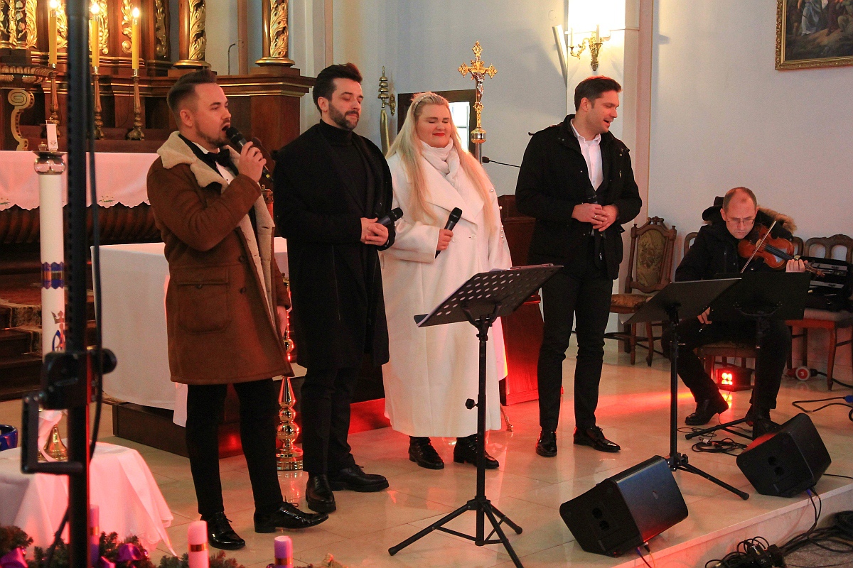 Świąteczny koncert kolęd i pastorałek w Przytułach Starych [18.12.2022] - zdjęcie #7 - eOstroleka.pl