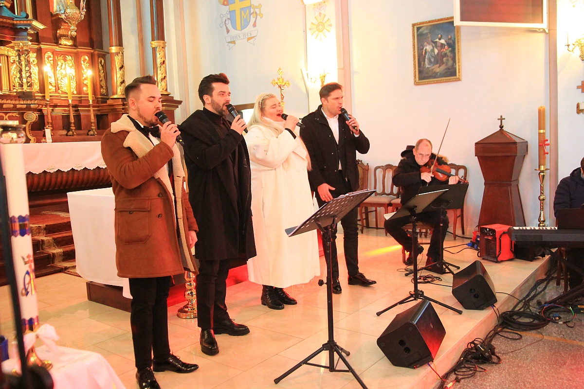 Świąteczny koncert kolęd i pastorałek w Przytułach Starych [18.12.2022] - zdjęcie #13 - eOstroleka.pl