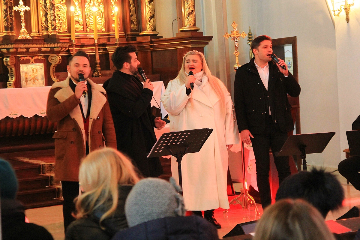 Świąteczny koncert kolęd i pastorałek w Przytułach Starych [18.12.2022] - zdjęcie #15 - eOstroleka.pl