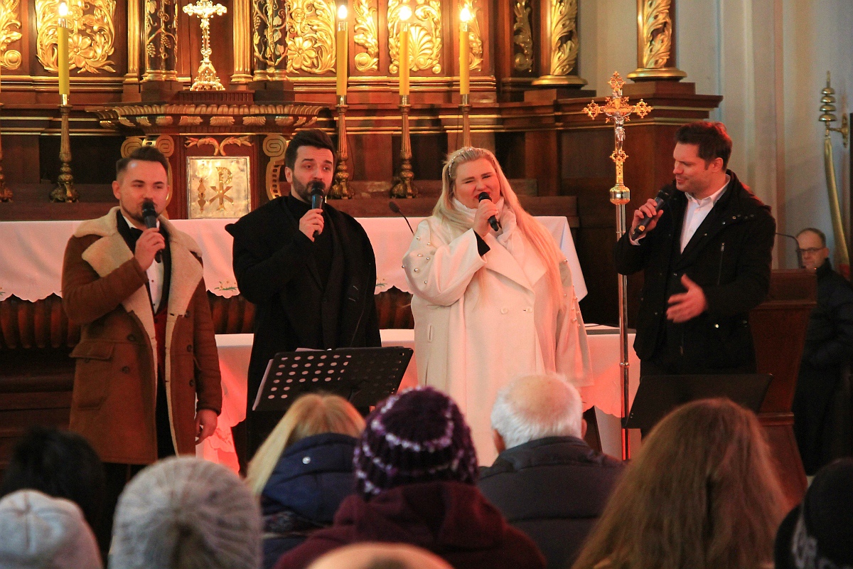 Świąteczny koncert kolęd i pastorałek w Przytułach Starych [18.12.2022] - zdjęcie #17 - eOstroleka.pl