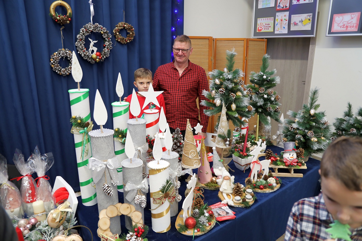 Jarmark Bożonarodzeniowy w Łysych [18.12.2022] - zdjęcie #38 - eOstroleka.pl