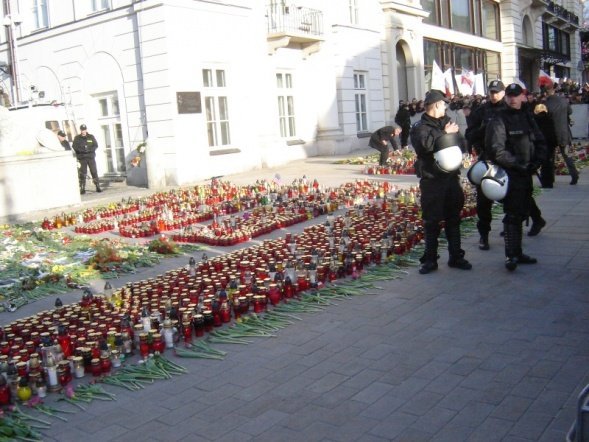 Rocznica Katastrofy Smoleńskiej (10.04.2011) - zdjęcie #30 - eOstroleka.pl