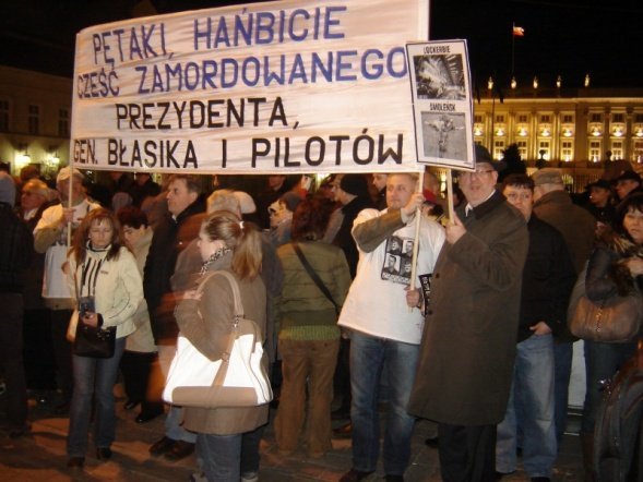Rocznica Katastrofy Smoleńskiej (10.04.2011) - zdjęcie #5 - eOstroleka.pl
