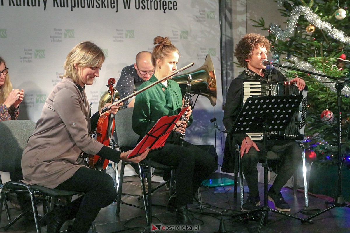 Kolędowanie w Muzeum Kultury Kurpiowskiej [18.12.2022] - zdjęcie #25 - eOstroleka.pl