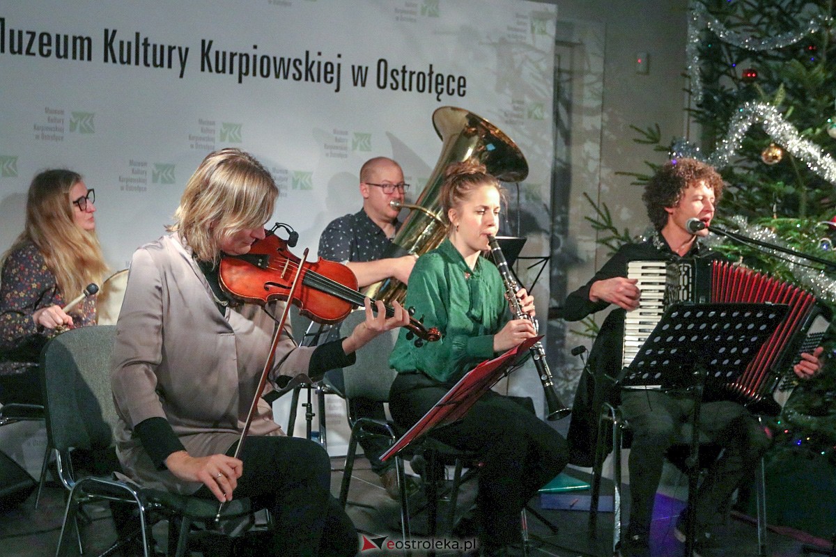 Kolędowanie w Muzeum Kultury Kurpiowskiej [18.12.2022] - zdjęcie #27 - eOstroleka.pl