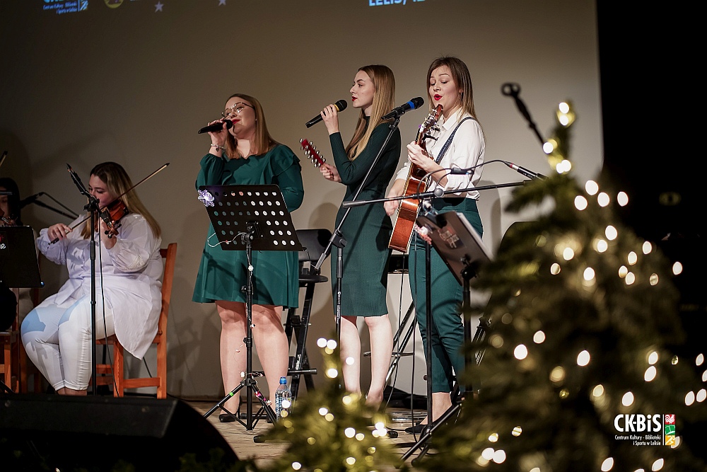 Koncert “Sercem zagrane” w CK-BiS w Lelisie [19.12.2022] - zdjęcie #45 - eOstroleka.pl