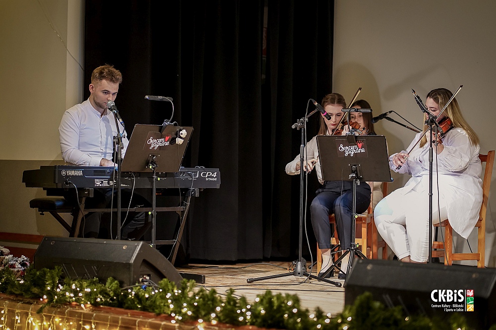 Koncert “Sercem zagrane” w CK-BiS w Lelisie [19.12.2022] - zdjęcie #44 - eOstroleka.pl