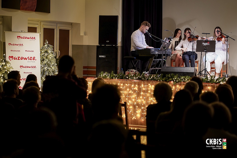 Koncert “Sercem zagrane” w CK-BiS w Lelisie [19.12.2022] - zdjęcie #38 - eOstroleka.pl