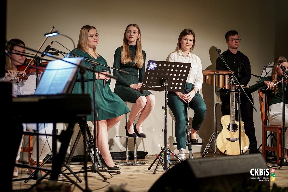 Koncert “Sercem zagrane” w CK-BiS w Lelisie [19.12.2022] - zdjęcie #31 - eOstroleka.pl
