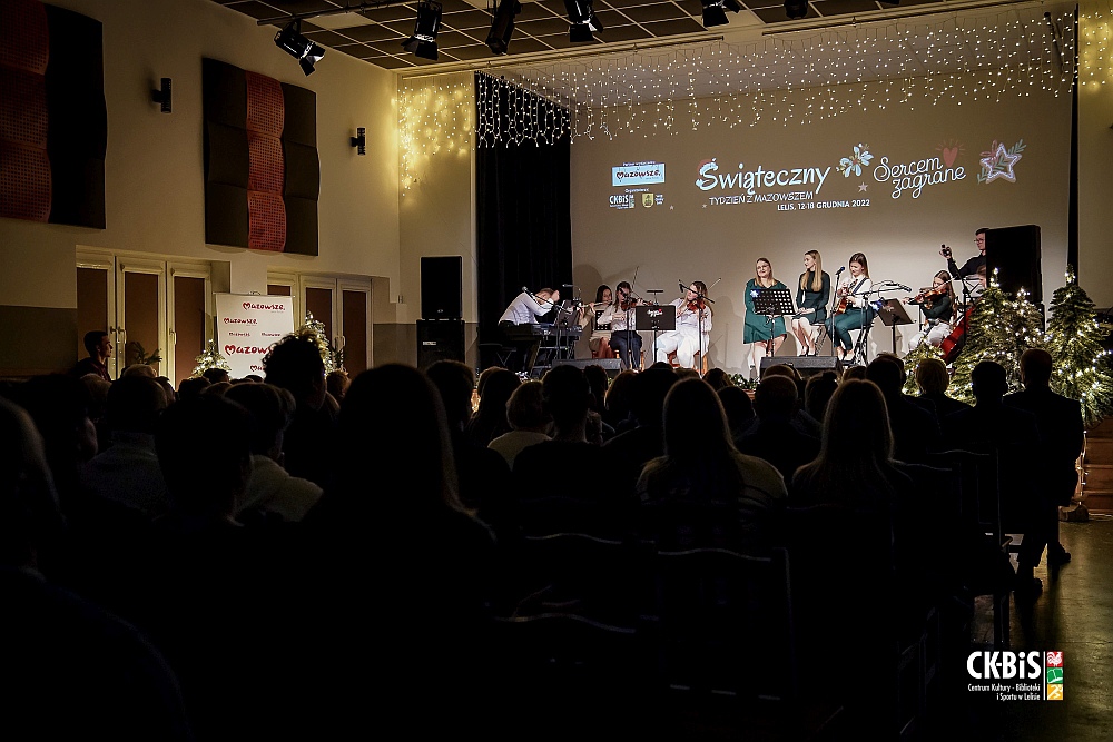Koncert “Sercem zagrane” w CK-BiS w Lelisie [19.12.2022] - zdjęcie #19 - eOstroleka.pl