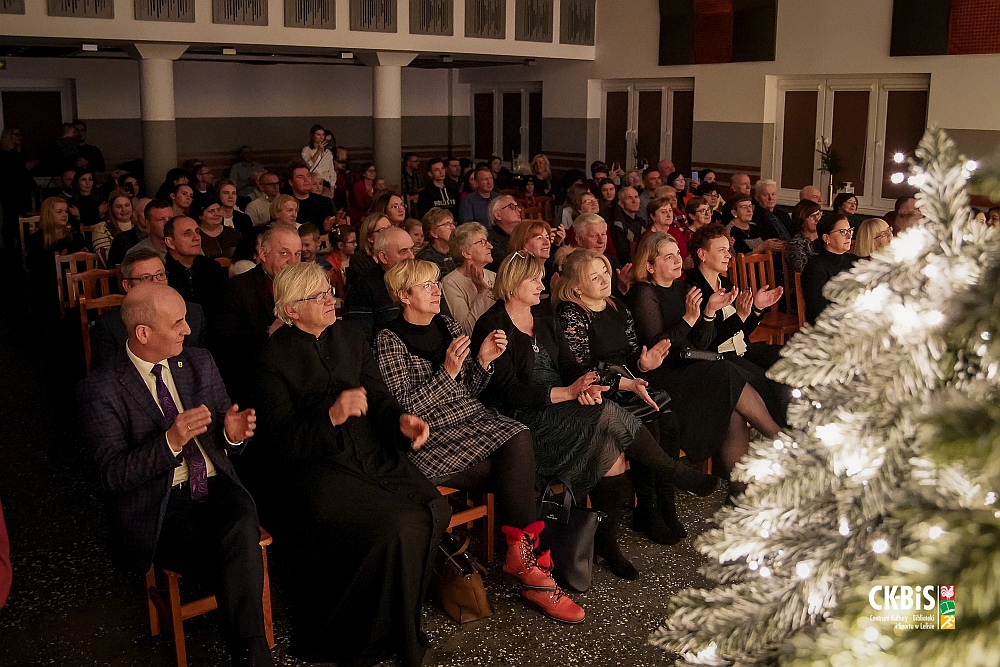 Koncert “Sercem zagrane” w CK-BiS w Lelisie [19.12.2022] - zdjęcie #16 - eOstroleka.pl