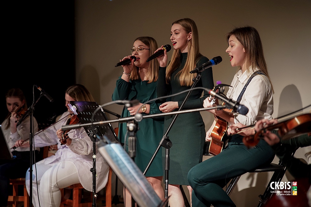 Koncert “Sercem zagrane” w CK-BiS w Lelisie [19.12.2022] - zdjęcie #15 - eOstroleka.pl