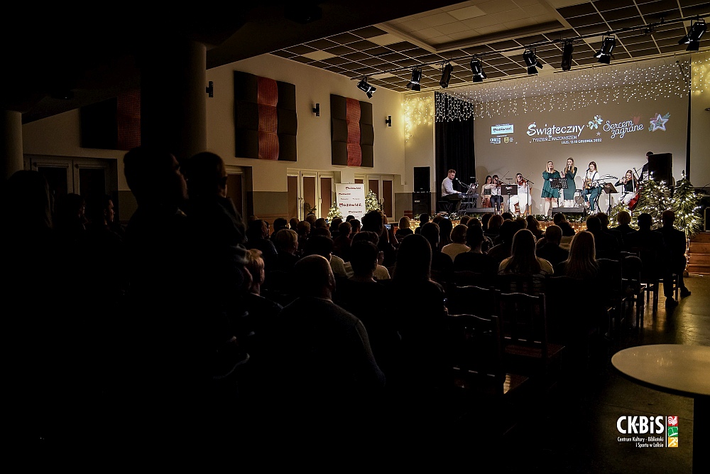 Koncert “Sercem zagrane” w CK-BiS w Lelisie [19.12.2022] - zdjęcie #10 - eOstroleka.pl