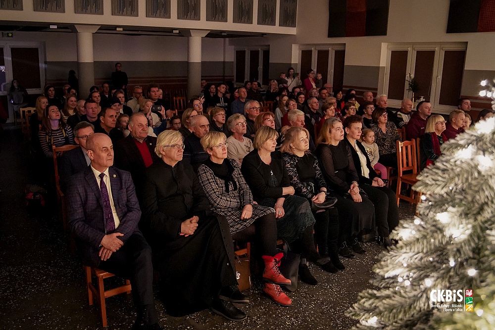 Koncert “Sercem zagrane” w CK-BiS w Lelisie [19.12.2022] - zdjęcie #1 - eOstroleka.pl