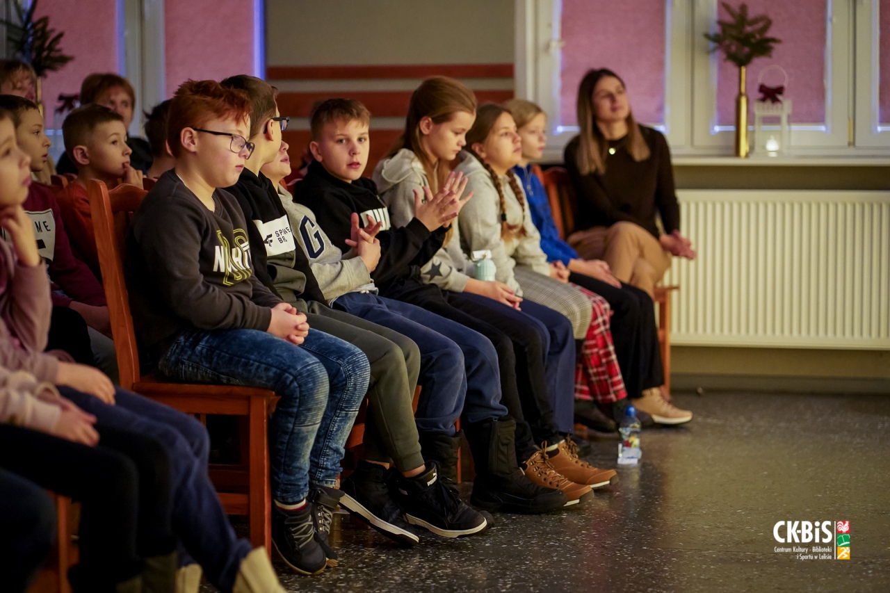 Wokół choinki - W Lelisie kolędowali z Michałem Sawickim - zdjęcie #15 - eOstroleka.pl