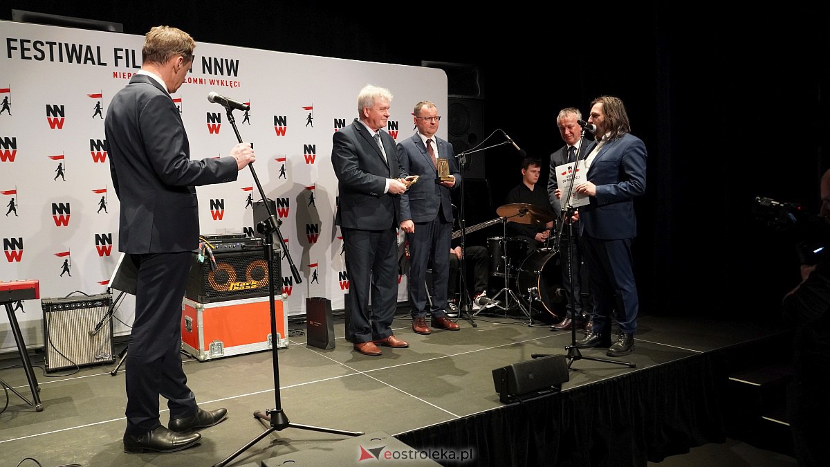 Festiwal Filmowy NNW: Wręczenie Świadkom Historii Sygnetów Niepodległości i Drzwi do Wolności [20.12.2022] - zdjęcie #1 - eOstroleka.pl