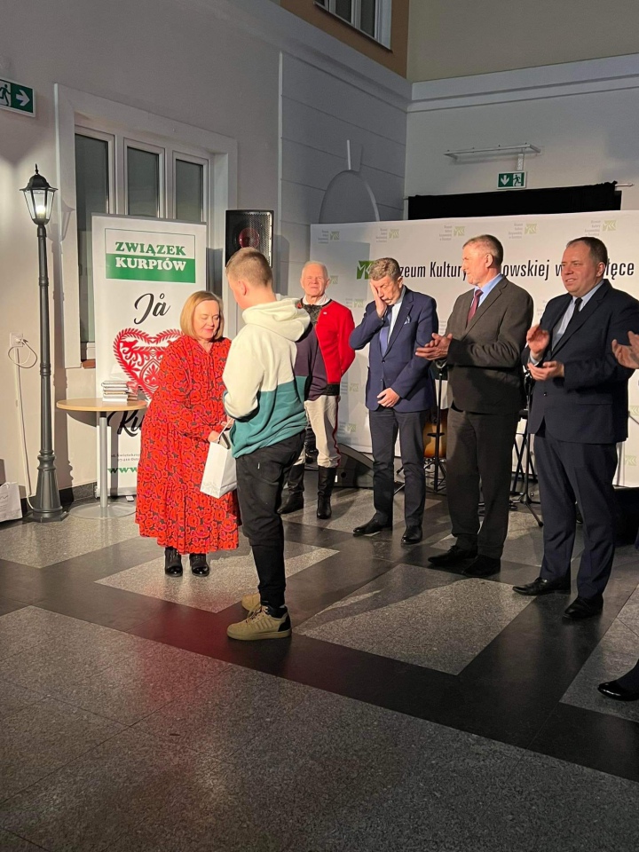 Wigilijne spotkanie Związku Kurpiów z premierą książki “Mały Kśę̈ć po kurpśosku” [21.12.2022] - zdjęcie #3 - eOstroleka.pl