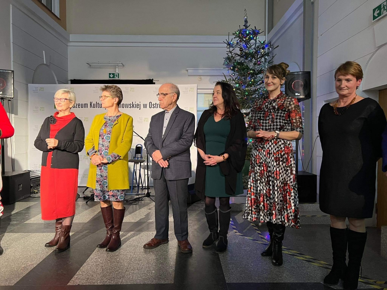 Wigilijne spotkanie Związku Kurpiów z premierą książki “Mały Kśę̈ć po kurpśosku” [21.12.2022] - zdjęcie #40 - eOstroleka.pl