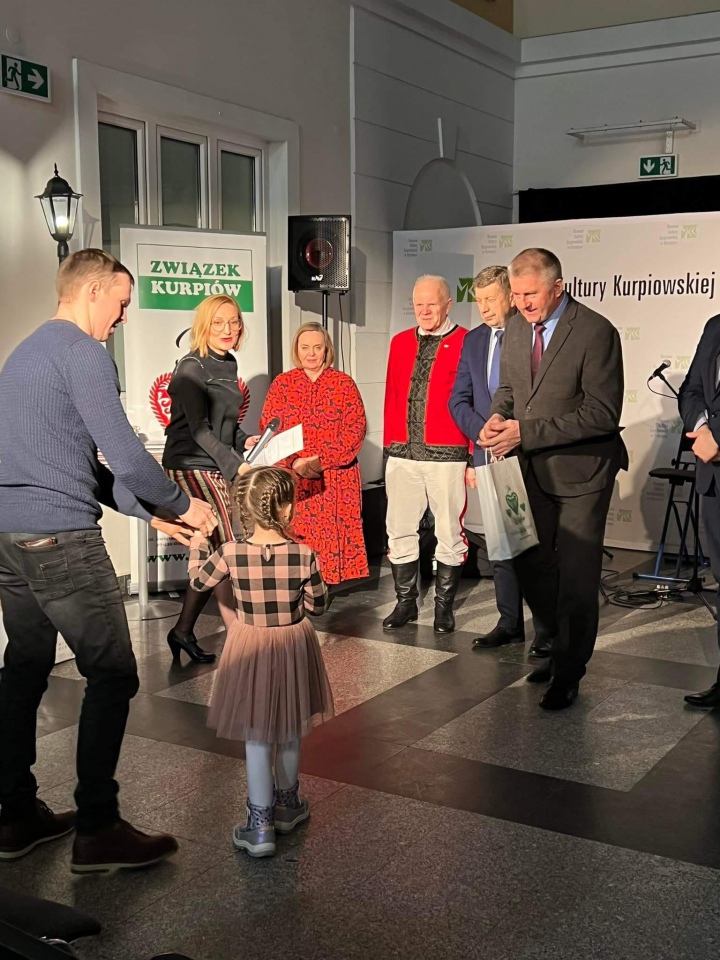 Wigilijne spotkanie Związku Kurpiów z premierą książki “Mały Kśę̈ć po kurpśosku” [21.12.2022] - zdjęcie #11 - eOstroleka.pl