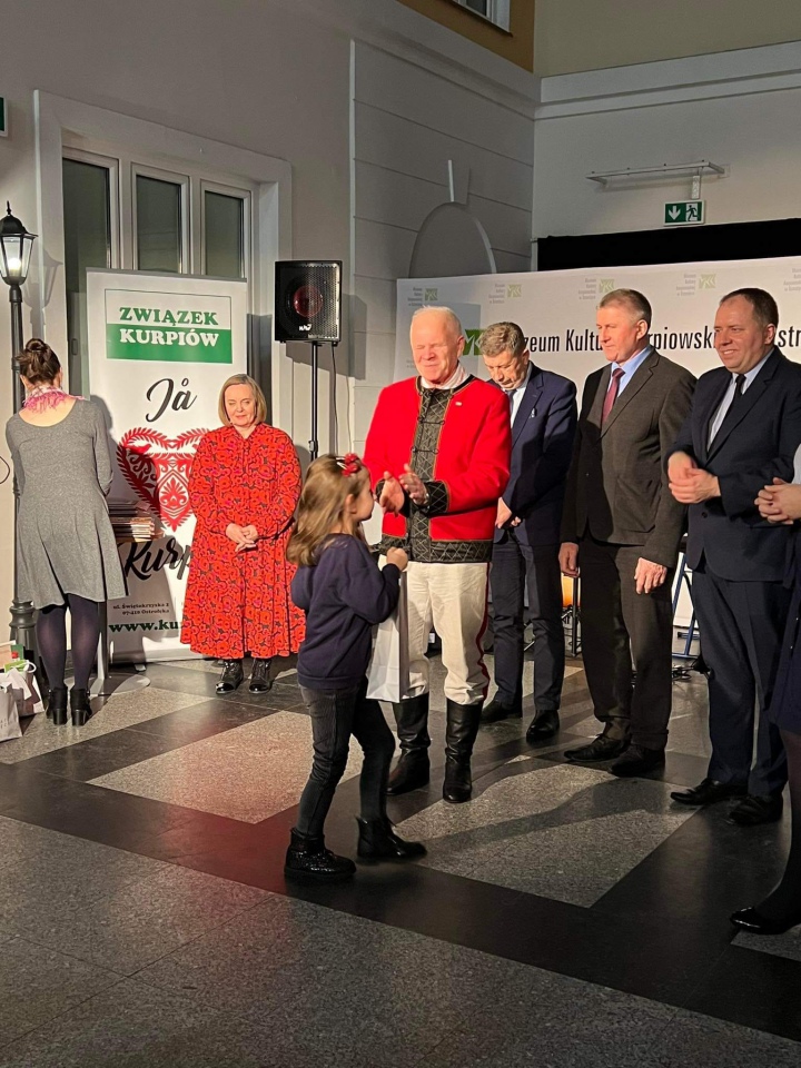 Wigilijne spotkanie Związku Kurpiów z premierą książki “Mały Kśę̈ć po kurpśosku” [21.12.2022] - zdjęcie #30 - eOstroleka.pl